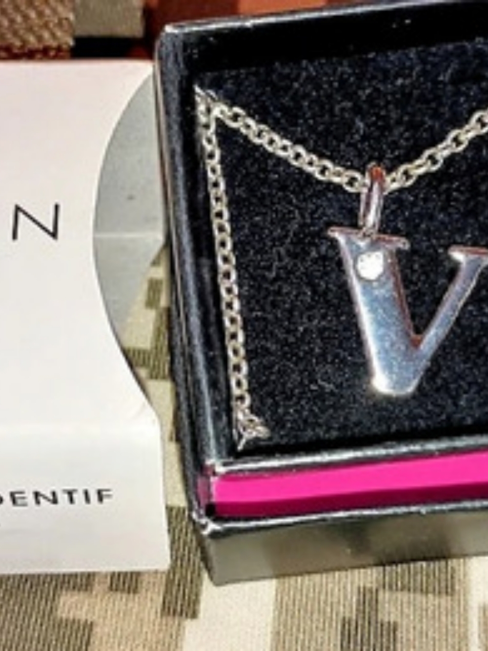 Avon Collier-Pendentif Initiale Necklace Silver & Pink NWT